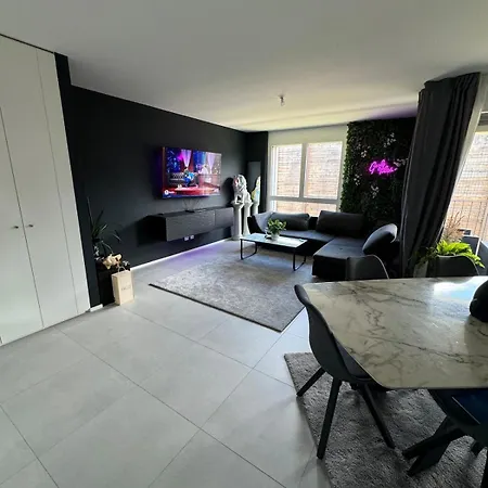 Modern Apartment *